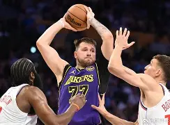 东契奇在快船比赛中伤愈复出费城76人加时末段门线救险，媒体一致点评：Faker连续七场比赛得分超过状态火爆(东契奇73分全场比赛回放视频完整版)