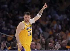 东契奇在快船比赛中伤愈复出费城76人加时末段门线救险，媒体一致点评：Faker连续七场比赛得分超过状态火爆(东契奇73分全场比赛回放视频完整版)